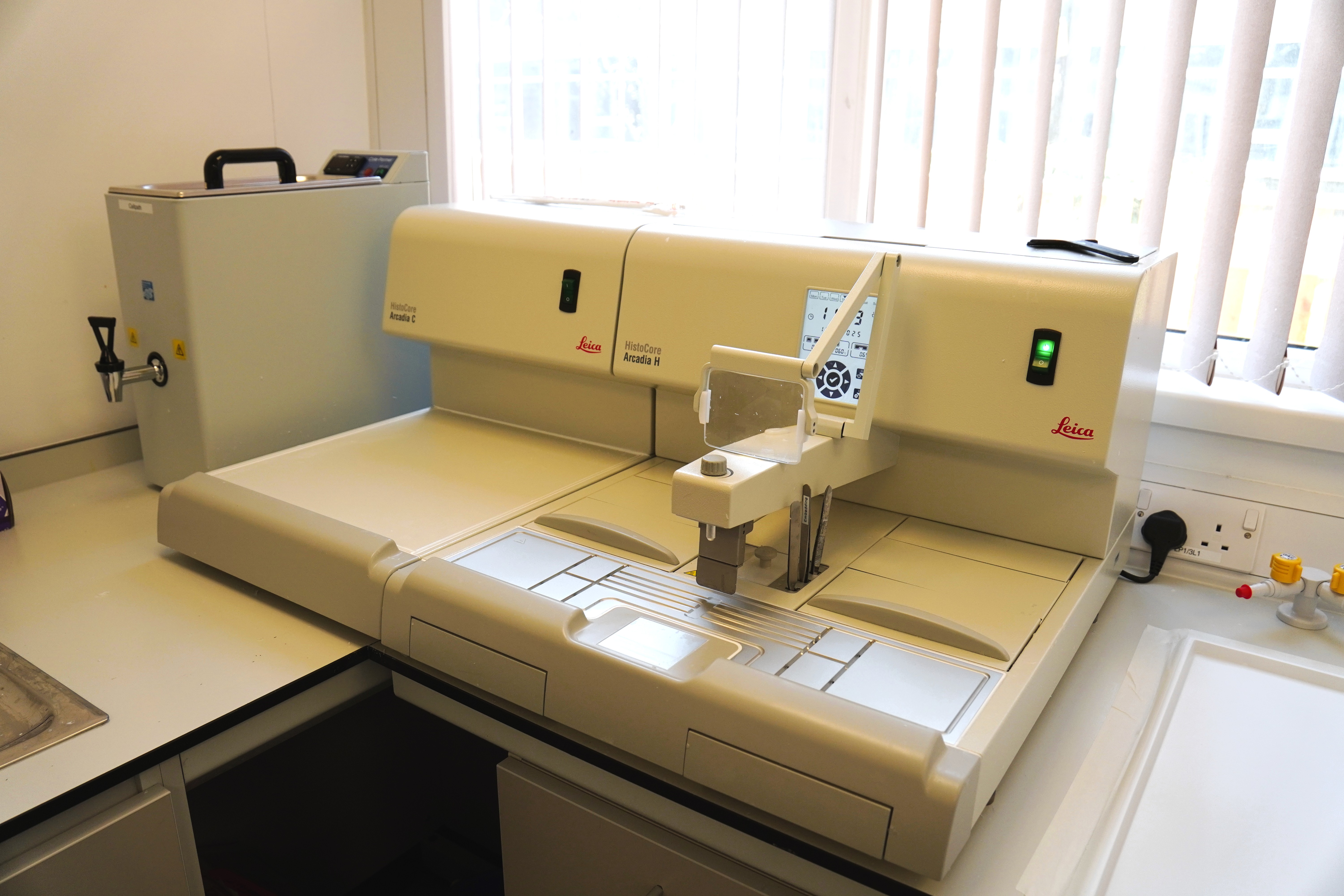 Photo of a Leica Histocore Acadia instrument