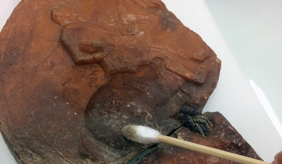 Cleaning an artefact