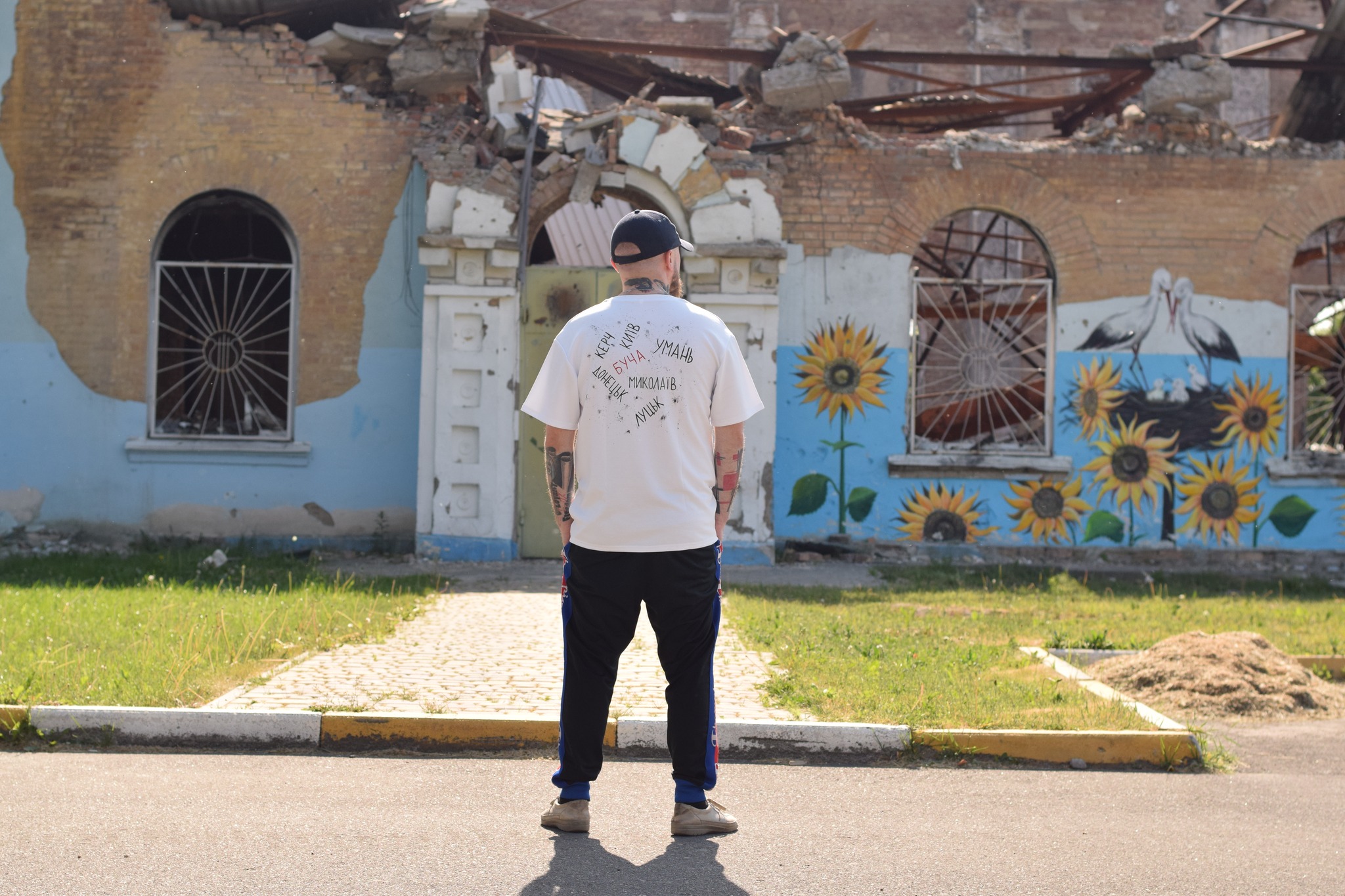 Poet and performer Mykhailo Nevidomsky in Irpin at a local cultural event, September 2023. Photo by Inna Mishchenko