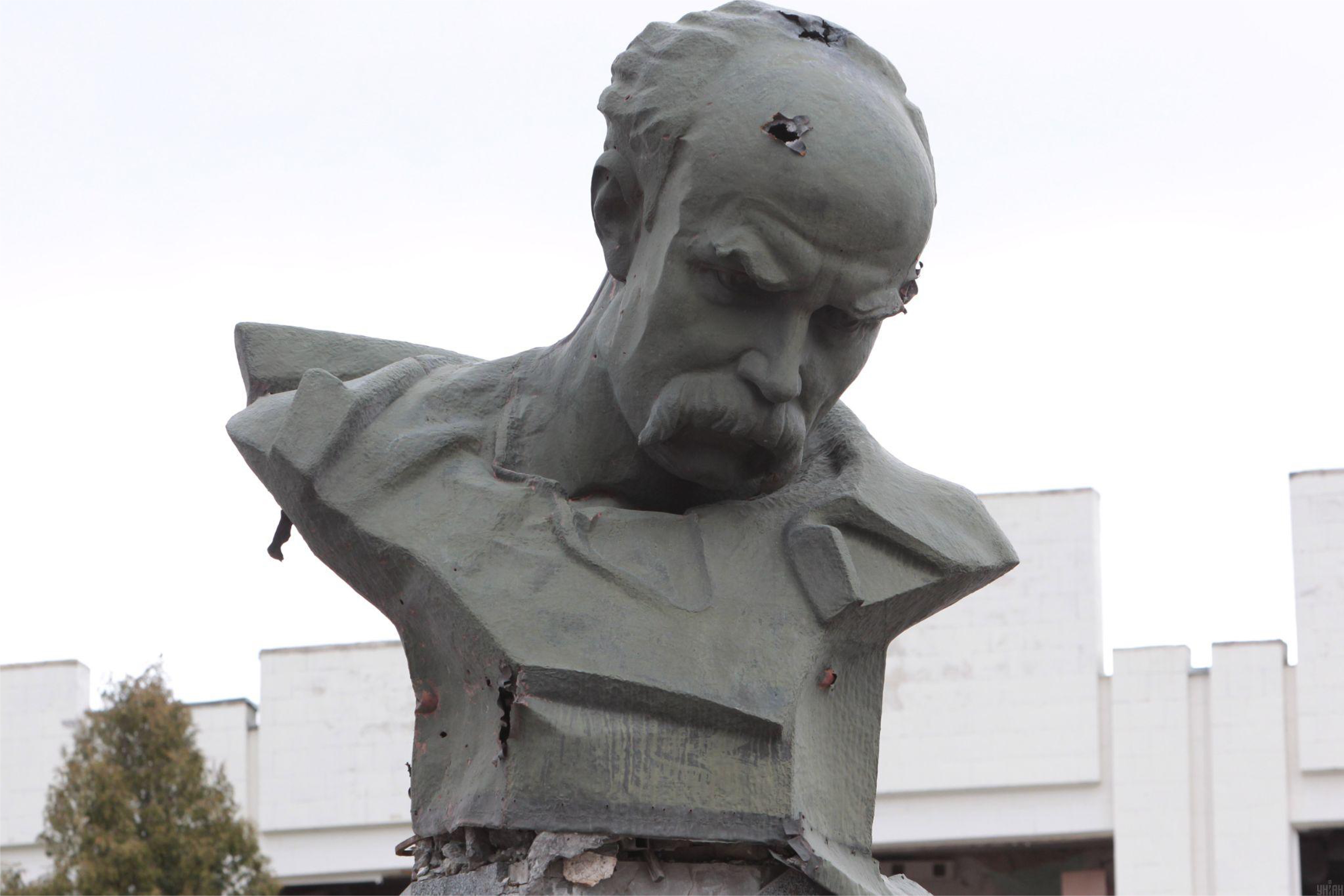 Taras Shevchenko monument damaged by Russian shelling in the liberated city of Borodyanka, 16 April 2022. Photo by Serhii Revera, UNIAN