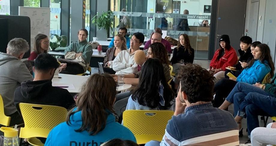 A talk takes place in the Venture Lab